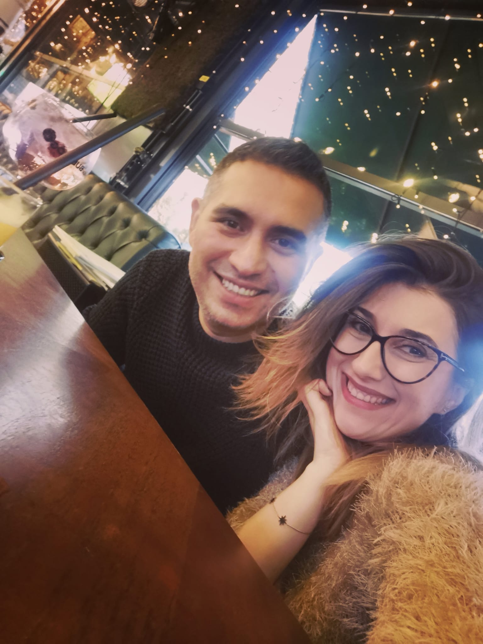 Alex si Luciana la restaurant